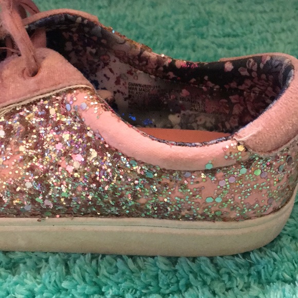 Shoes - Picture 2 of 4